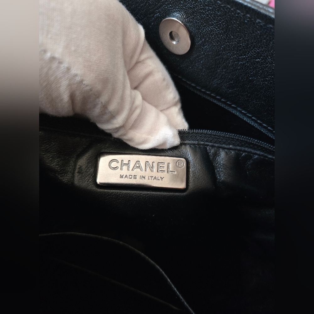 Chanel Luxe Ligne Tote Bag - Picture 14 of 16